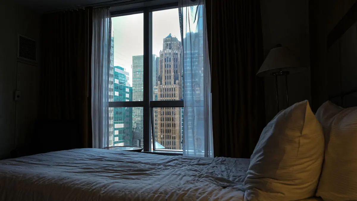 Chambre d'hôtel de nuit : regarder l'iptv +18 sur mobile en Wi-Fi public avec prudence