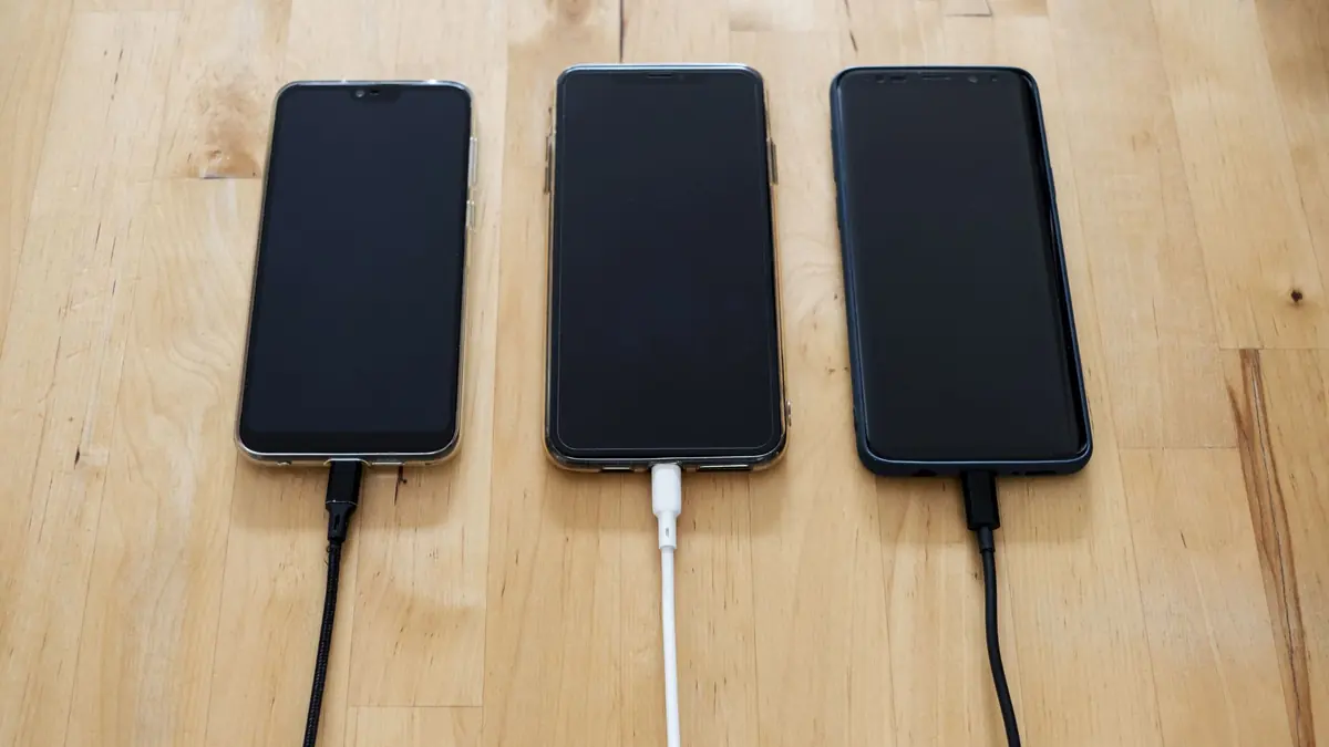 Smartphones en charge pour tenir une longue soirée d'iptv +18 sur mobile